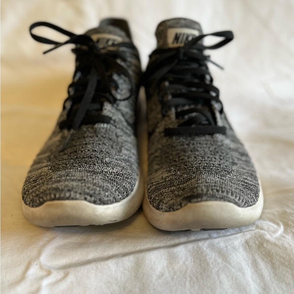 👟🌸GUC Nike Sneakers, black, grey and white, size 10.5 - Picture 2 of 14